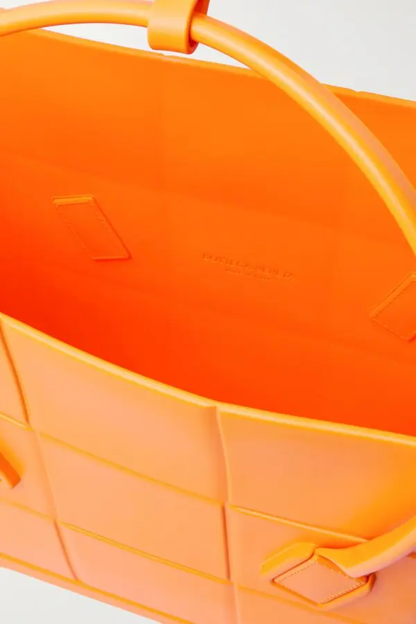 トートバッグ Bottega Veneta Arco Large Rubber Tote Tangerine Bottega Veneta – Arco Tote Rubber Large Tangerine | Carla